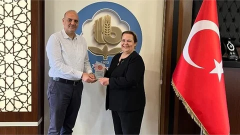 Türk Kadınlar Birliği Tarsus Şubesinden Tarsus Ticaret Borsası’na Plaket