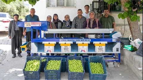 Büyükşehir’den Mut’a Erik Boylama Makinesi Desteği