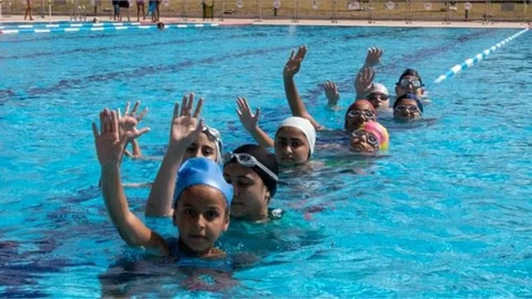 Mersin Büyükşehir Belediyesi’nin Yüzme Kursları Başladı