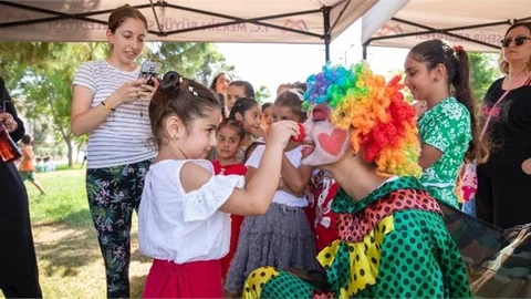 Mersin Sokaklarından Çocuk Kahkahaları Yükseliyor