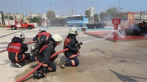 Mersin'de Stajyer İtfaiyeci Adayları Yangın Eğitim Tatbikatında
