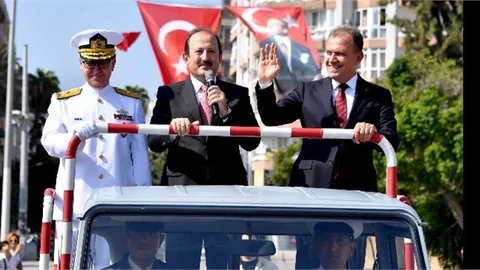 BAŞKAN SEÇER, MERSİNLİLERİN ZAFER BAYRAMI COŞKUSUNA ORTAK OLDU