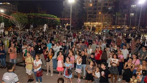 MERSİN'DE 7’DEN 70’E VATANDAŞLAR BÜYÜK BİR GURURLA ZAFER BAYRAMI’NI KUTLADI