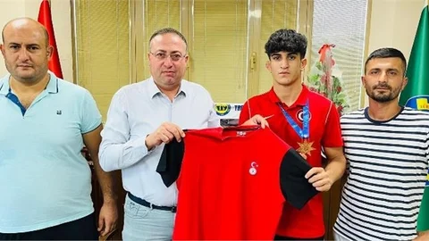 TZO BAŞKANI AVCI, TARSUSLU DÜNYA 3.'SÜ MİLLİ GÜREŞÇİ FATİH AYDIN'I AĞIRLADI