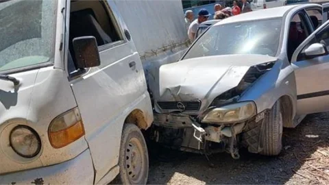 MUT'TA OTOMOBİL, TRAKTÖR VE KAMYONETİN KARIŞTIĞI ZİNCİRLEME KAZADA 2 KİŞİ YARALANDI