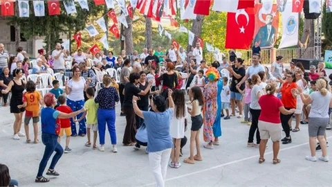 BÜYÜKŞEHİR EKİPLERİ, İLÇELERDE YAZ AKŞAMLARINA RENK KATIYOR