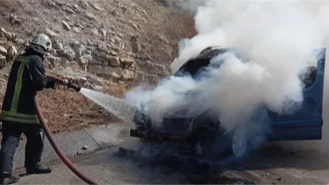 Seyir halindeki araç motor kısmından yandı