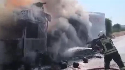 YANAN KARPUZ YÜKLÜ TIR KULLANILMAZ HALE GELDI