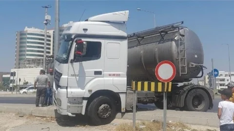TARSUS'TA TEHLİKELİ MADDE TAŞIYAN TIR KAZA YAPTI, YÜREKLERİ AĞZA GETİRDİ