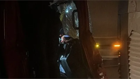 Kamyon, Park Halindeki Otobüse Çarptı