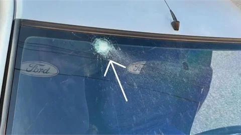 Mersin'de bir vatandaşın Aracına Yorgun Mermi İsabet Etti