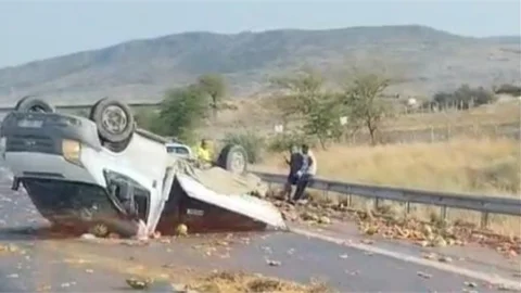 TARSUS'TA OTOBANDA LASTİĞİ PATLAYAN KAMYONET TAKLA ATTI