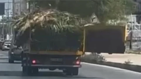 Kamyonun Açılan Kapağı Park Halindeki Araca Çarptı