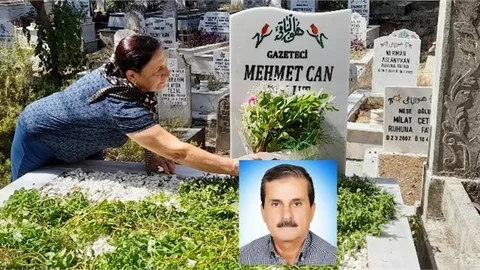 AKDENİZ GAZETESİ KURUCUSU MEHMET CAN BULUT KABRİ BAŞINDA DUALARLA ANILDI