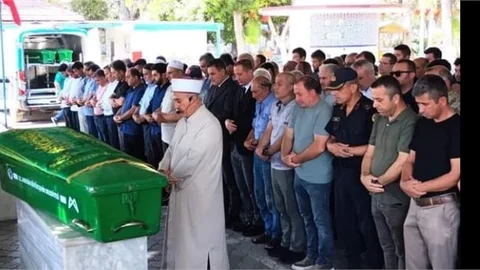 TARSUS'TA ŞEHİT ANNESİ TOPRAĞA VERİLDİ