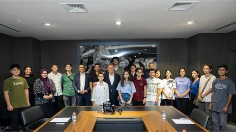 MERSİN BÜYÜKŞEHİR’İN KURS MERKEZLERİ’NDEN MEZUN OLAN ÖĞRENCİLERDEN BAŞKAN SEÇER’E ZİYARET