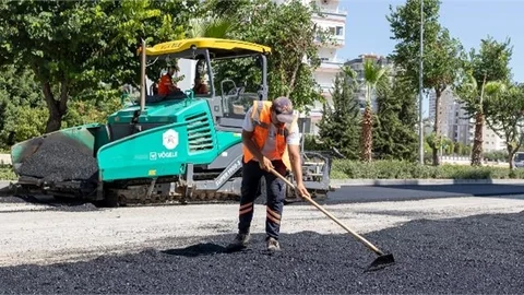 MERSİN BÜYÜKŞEHİR’İN YOL YAPIM EKİBİ 50.YIL MAHALLESİ’NDE ÇALIŞIYOR
