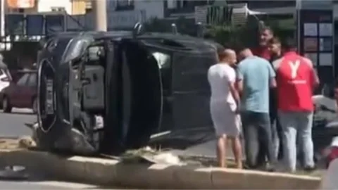 MERSİN'DE İKİ ARAÇ TAKLA ATTI: 2 KİŞİ YARALANDI