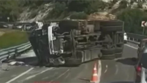 MERSİN'DE ODUN YÜKLÜ KAMYON DEVRİLDİ