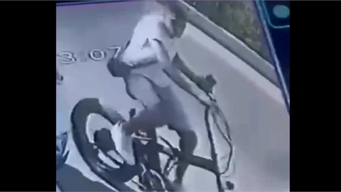 MERSİN'DE BİSİKLET HIRSIZLIĞI ŞÜPHELİSİ KAMERALARA YANSIDI