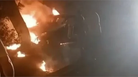 MERSİN'DE VİRAJI ALAMAYAN ARAÇ AĞAÇA ÇARPARAK ALEV ALDI