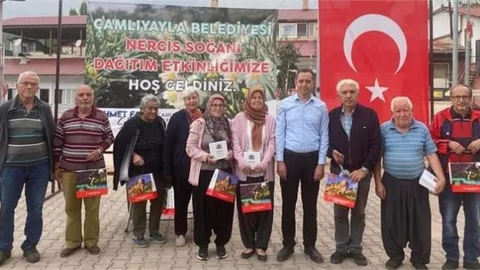 ÇAMLIYAYLA'DA ÜRETICİLERE ALIM GARANTİLİ NERGİS SOĞANI DAĞITIMI YAPILDI