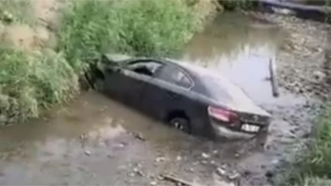 MERSİN'DE DİREKSİYON HAKİMIYETİNİ KAYBEDEN ARAÇ DEREYE UÇTU: 3 YARALI