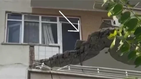 MERSIN'DE BALKONDAN KOPAN BETON PARÇALARI KORKUTTU
