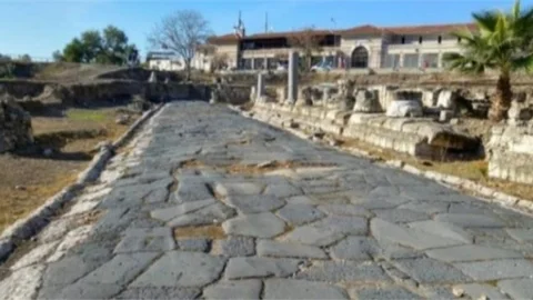 TARSUS'UN MERKEZİNDE BULUNAN ROMA YOLU TURİZME KAZANDIRILMALI