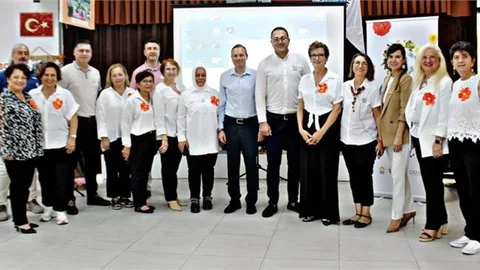 MERSİN ALZHEİMER DERNEĞİ TARSUS'TA 'DOKTOR SUNUMLARI' İLE FARKINDALIK YARATTI