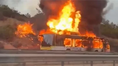 MERSİN'DE BÜYÜKŞEHİR BELEDİYESİNE AİT OTOBÜS YANDI