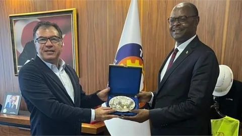 ZİMBABVE ANKARA BÜYÜKELÇİSİ MUTİWAZUKA, TSO BAŞKANI KOCAK'I ZİYARET ETTİ