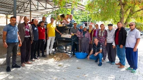BÜYÜKŞEHİR’İN BADEM SOYMA MAKİNESİ DESTEĞİ İLE HASAT ZAMANI ÇİLE OLMAKTAN ÇIKTI