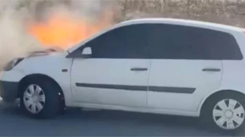 Mersin’de Park Halindeki Otomobil Alev Aldı