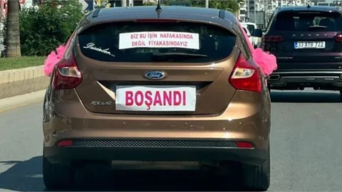 BOŞANMASINI ARABASINI SÜSLEYİP, ŞEHİR TURU ATARAK KUTLADI