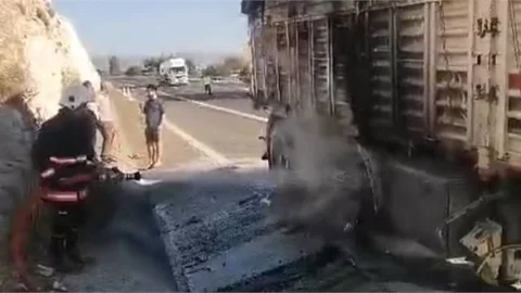 TARSUS'TA NOHUT YÜKLÜ TIR'IN DORSESİ YANDI