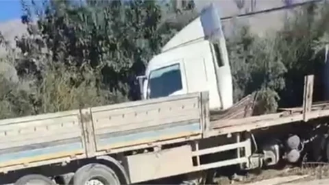 MERSİN'DE LASTİĞİ PATLAYAN TIR KAZASI KORKUTTU