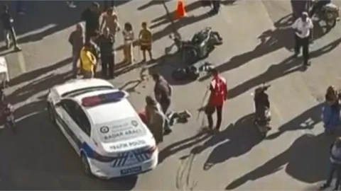 MERSİN'DE POLİS ARACINA ÇARPAN MOTORSİKLET SÜRÜCÜSÜ AĞIR YARALANDI