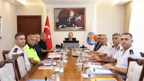 VALİ PEHLİVAN TRAFİK HİZMETLERİNİ DEĞERLENDİRME TOPLANTISI GERÇEKLEŞTİRİLDİ