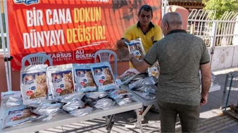 TARSUS BELEDİYESİ, DÜNYA HAYVANLARI KORUMA GÜNÜNDE MAMA DAĞITTI