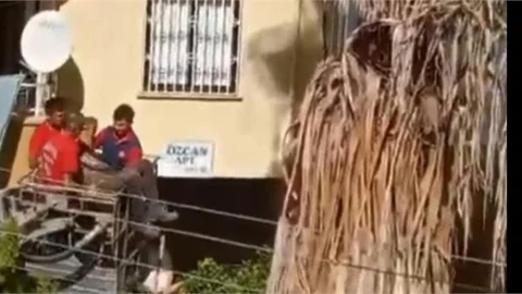 MERSİN'DE PALMİYE AĞACINI BUDAMAYA ÇALIŞIRKEN ASILI KALAN ADAM HAYATINI KAYBETTİ