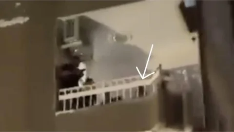 MERSİN'DE DEMİR KORKULUKLARA KAFASI SIKIŞAN ÇOCUĞU İTFAİYE KURTARDI