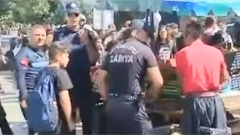 MERSİN'DE SEYYAR SATICII PALAYLA, ZABITANIN UZERİNE YÜRÜDÜ