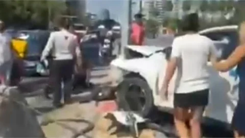 MERSİN'DE 3 ARAÇ İLE MOTORSİKLETİN KARIŞTIĞI ZİNCİRLEME KAZA :1 AĞIR YARALI