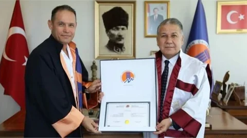 Tuğamiral Oğuz Bavbek Doktora Diploması’nı Aldı
