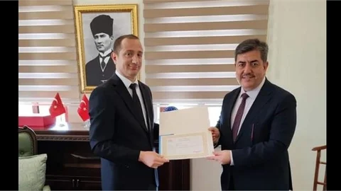 KAYMAKAM AKYÜZ'DEN, ALATA'YA TAYİNİ ÇIKAN ERDOĞAN'A BAŞARI ÖDÜLÜ