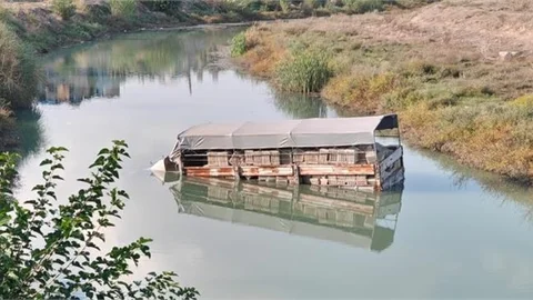 TARSUS BERDAN IRMAĞINA DÜŞEN KAMYONET ÇIKARILDI
