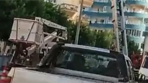 MERSİN'DE EV TAŞIMACILIĞI YAPAN NAKLİYECİLERİ ELEKTRİK ÇARPTI 1 KİŞİ ÖLDÜ, 1 KİŞİ AĞIR YARALANDI