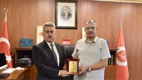 MÜFTÜ AKÇAY'DAN TAYİNİ ÇIKAN VAİZ TAYŞAN'A TEŞEKKÜR PLAKETİ