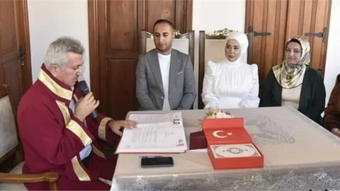 TARSUS MÜFTÜLÜĞÜ'NDE RESMİ NİKAH İŞLEMİ DEVAM EDİYOR
